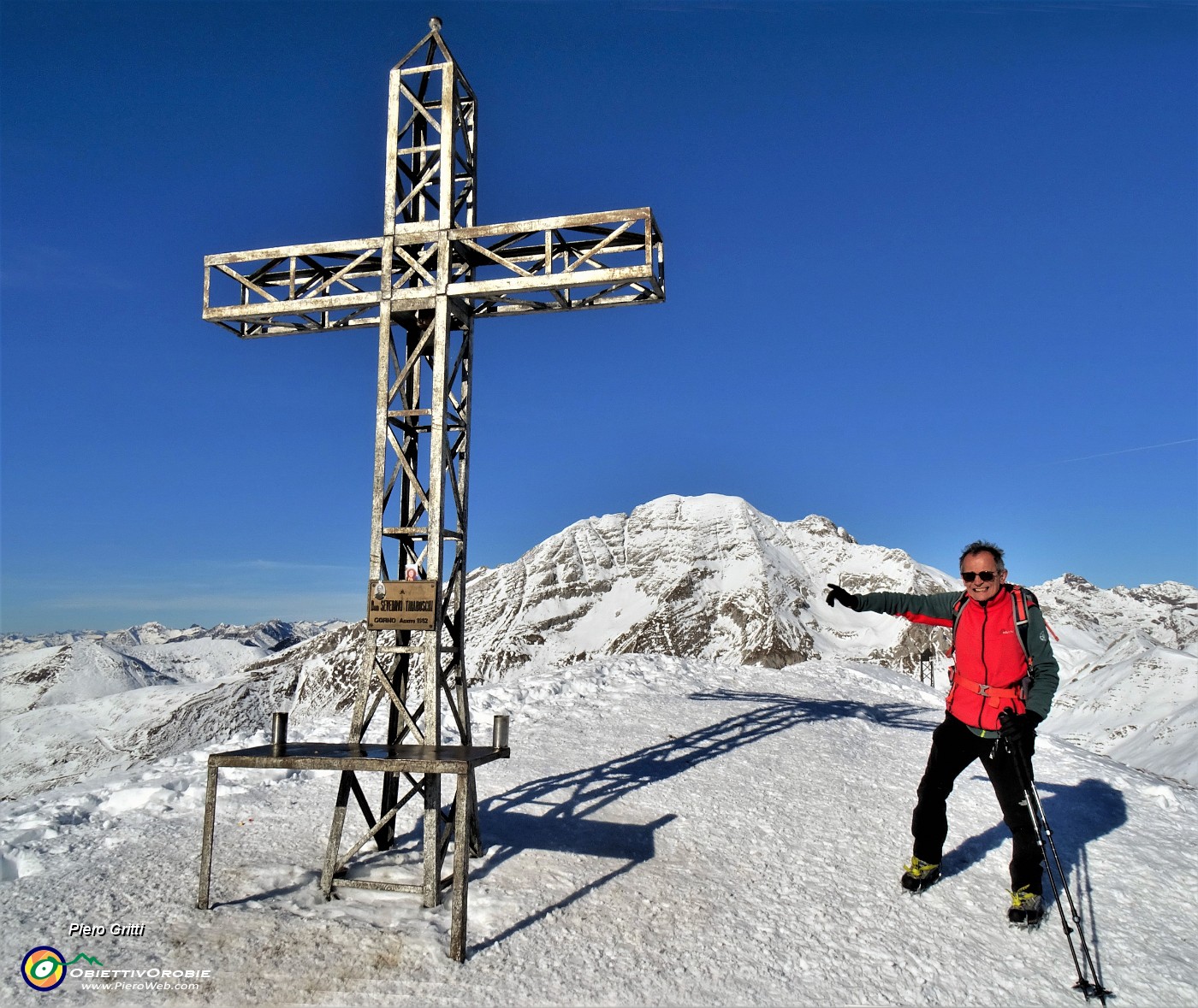 40 Alla croce di Cima Grem (2049 m) con vista in Arera (2512 m).JPG -                                